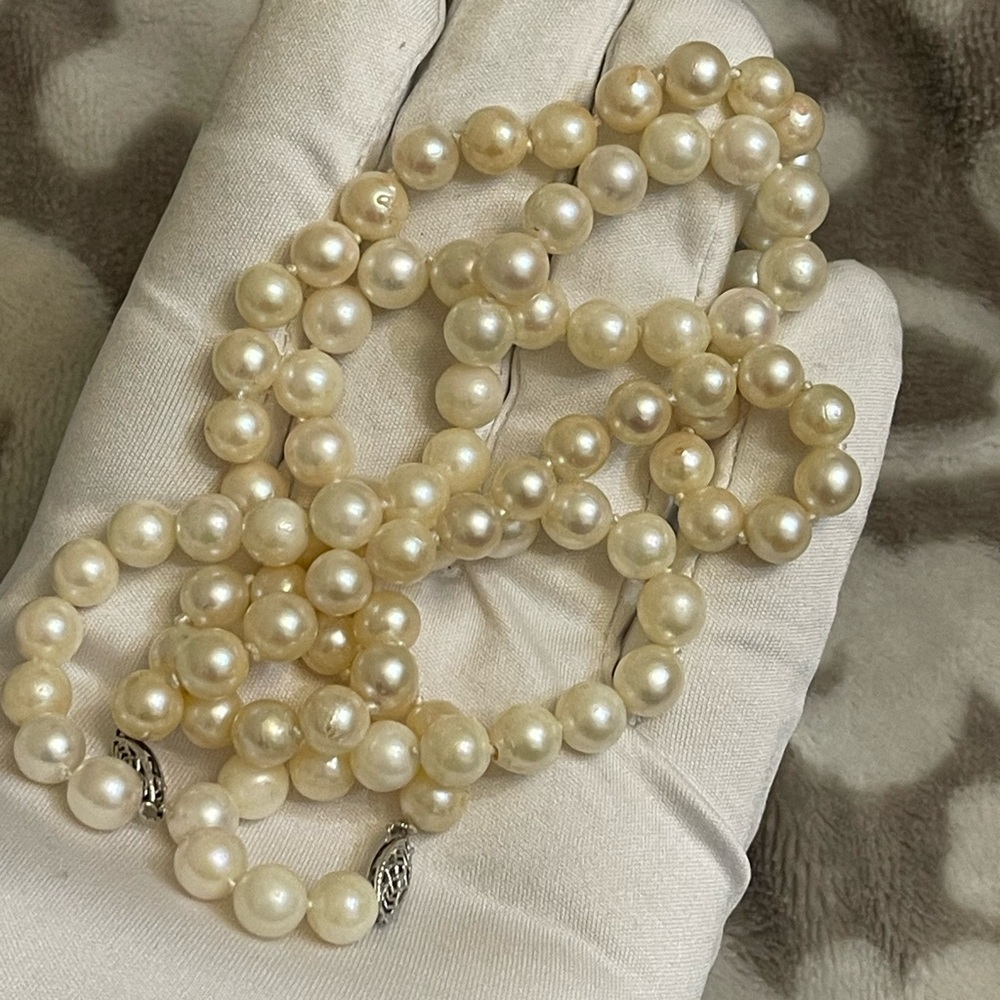 Mother of Pearl Elegant Cream Necklace 7.9mm-7.56mm 56,77 gr 30 inches total